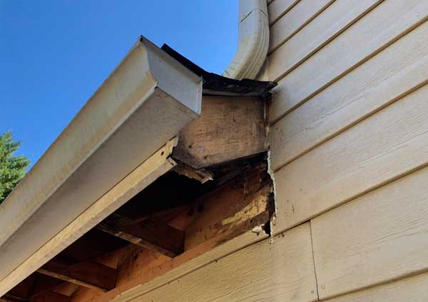 Rotten wood to be repaired in a Fascia