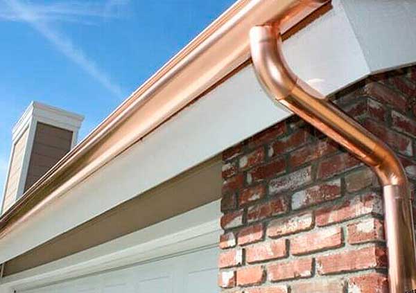 Installation of a copper gutter in a house