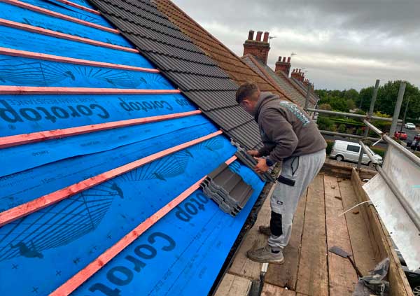 Covering a roof with black tiles